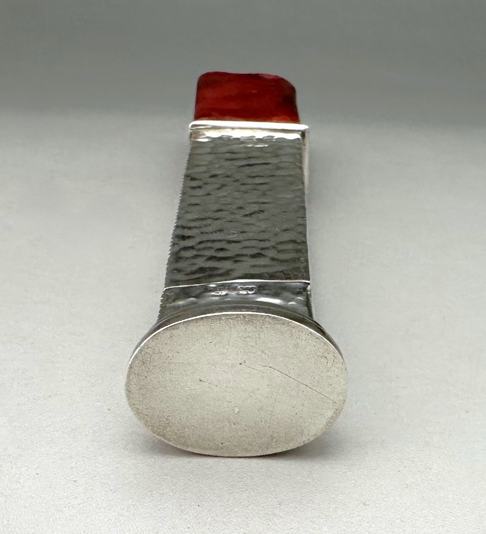 An Edwardian sterling silver vesta case with a hand-hammered finish and ribbed sides, fitted with a stick of red sealing wax. View V