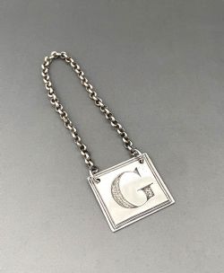 A USEFUL GEORGIAN REGENCY SILVER GIN LABEL