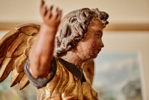 PAIR OF LATE 18TH CENTURY FRENCH POLYCHROME GILT KNEELING ANGELS FIGURINES - ADDITIONAL PHOTO 2