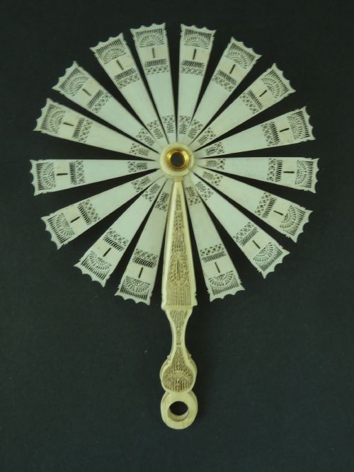 AF FRENCH TELESCOPE PIERCED IVORY COCKADE BRISE FAN 1820 - ADDITIONAL PHOTO 1