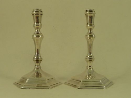 1721 ENGLISH BRITANNIA STANDARD SEAMED CAST SILVER TAPERSTICKS DAVID GREEN LONDON CANDLESTICKS - ADDITIONAL PHOTO 1