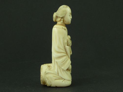 CHINESE CARVED IVORY WALKING STICK HANDLE KNEELING FIGURE ANTIQUE - ADDITIONAL PHOTO 1