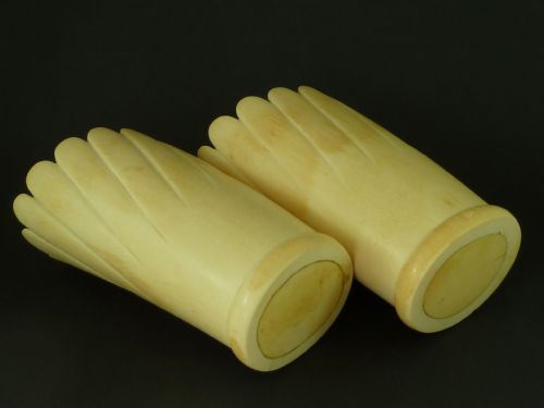 LARGE DECORATIVE PAIR OF IVORY TUSK VASES ANGLO INDIAN CIRCA 1920S - ADDITIONAL PHOTO 3