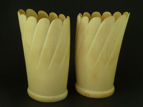 LARGE DECORATIVE PAIR OF IVORY TUSK VASES ANGLO INDIAN CIRCA 1920S - ADDITIONAL PHOTO 4