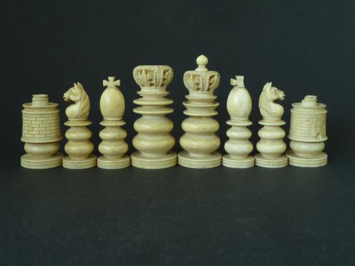 ANTIQUE CARVED IVORY CHESS SET ANGLO INDIAN RED STAINED - ADDITIONAL PHOTO 1