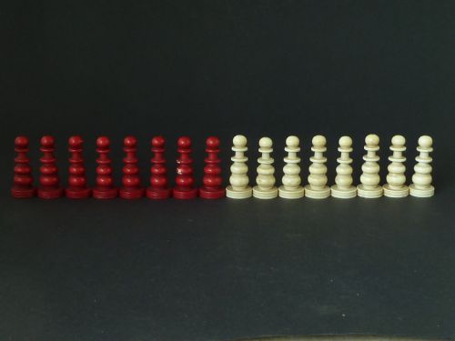 ANTIQUE CARVED IVORY CHESS SET ANGLO INDIAN RED STAINED - ADDITIONAL PHOTO 3