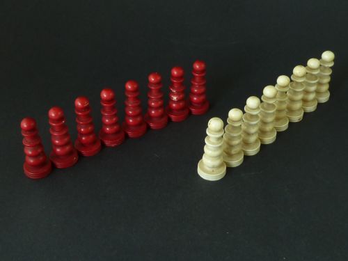 ANTIQUE CARVED IVORY CHESS SET ANGLO INDIAN RED STAINED - ADDITIONAL PHOTO 4