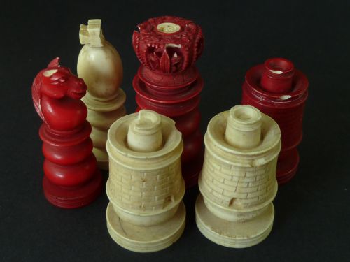 ANTIQUE CARVED IVORY CHESS SET ANGLO INDIAN RED STAINED - ADDITIONAL PHOTO 5