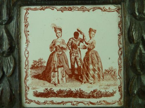 1765 COMEDIE DEL'ARTE COLOMBINE HARLEQUIN RAGONDA LIVERPOOL DELFT TILE CARVED OAK FRAME ANTIQUE - ADDITIONAL PHOTO 1