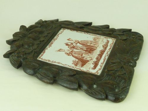 1765 COMEDIE DEL'ARTE COLOMBINE HARLEQUIN RAGONDA LIVERPOOL DELFT TILE CARVED OAK FRAME ANTIQUE - ADDITIONAL PHOTO 5