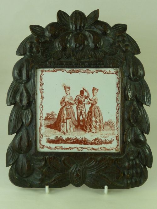 1765 comedie del'arte colombine harlequin ragonda liverpool delft tile carved oak frame antique - CATEGORY: ANTIQUE CERAMICS - DATED 18TH CENTURY
