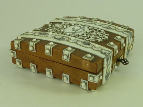 GAMING TOKENS COUNTERS VIZAGAPATAM ANGLO INDIAN IVORY BOX SANDALWOOD - ADDITIONAL PHOTO 1