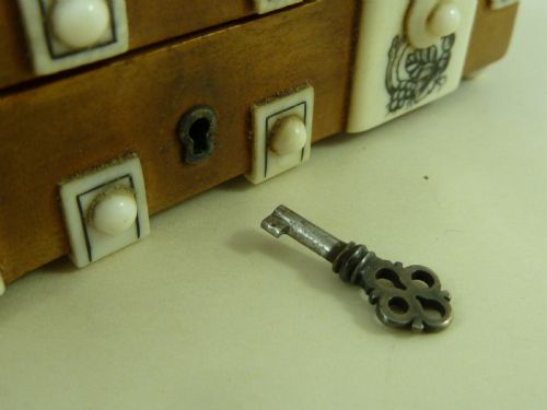 GAMING TOKENS COUNTERS VIZAGAPATAM ANGLO INDIAN IVORY BOX SANDALWOOD - ADDITIONAL PHOTO 6