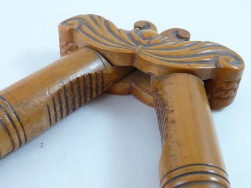 TURNED WOOD LEVER TYPE HAZEL NUTCRACKER BOXWOOD TREEN - ADDITIONAL PHOTO 4