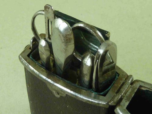 GEORGIAN CUT STEEL LEATHER SEWING ETUI TOOL SET HOOK BODKIN SCISSORS KNIFE TRAVELING NECESSAIRE - ADDITIONAL PHOTO 2