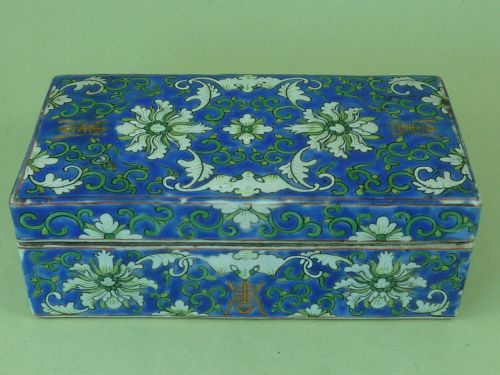 CHINESE PORCELAIN PEN BOX LOTUS BAT AUSPICIOUS CHARACTER BLUE GROUND BRUSH ENAMEL PAINTED FAMILLE VERTE - ADDITIONAL PHOTO 1