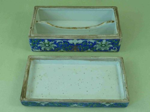 CHINESE PORCELAIN PEN BOX LOTUS BAT AUSPICIOUS CHARACTER BLUE GROUND BRUSH ENAMEL PAINTED FAMILLE VERTE - ADDITIONAL PHOTO 2