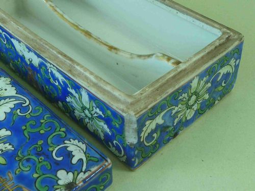CHINESE PORCELAIN PEN BOX LOTUS BAT AUSPICIOUS CHARACTER BLUE GROUND BRUSH ENAMEL PAINTED FAMILLE VERTE - ADDITIONAL PHOTO 3