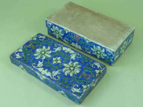 CHINESE PORCELAIN PEN BOX LOTUS BAT AUSPICIOUS CHARACTER BLUE GROUND BRUSH ENAMEL PAINTED FAMILLE VERTE - ADDITIONAL PHOTO 4