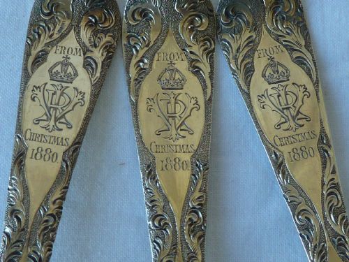 ROYALTY HRH QUEEN VICTORIA ENGRAVED CHRISTMAS GIFT STERLING SILVER BOXED SPOONS - ADDITIONAL PHOTO 5