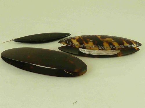 THREE TORTOISESHELL TATTING SHUTTLE PIQUET INLAID THREAD WINDER - ADDITIONAL PHOTO 3
