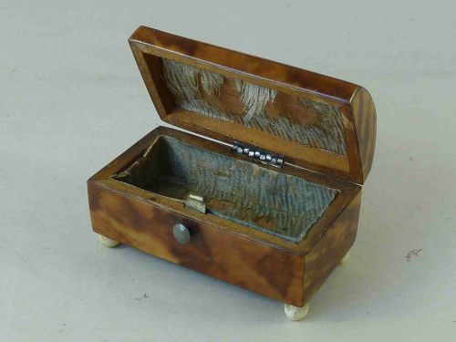 TORTOISESHELL CASKET DOMED TOP MINIATURE BOX - ADDITIONAL PHOTO 5