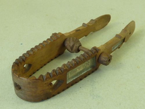 1909 WELSH SUGAR TONGS TREEN LOVE SPOON DATED FOLK ART - ADDITIONAL PHOTO 1