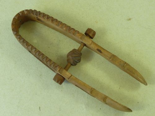 1909 WELSH SUGAR TONGS TREEN LOVE SPOON DATED FOLK ART - ADDITIONAL PHOTO 2