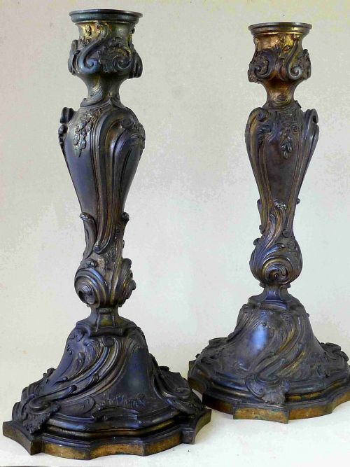 LARGE ORMOLU LOUIS XV ROCOCO GILT BRONZE CANDLESTICKS PAIR - ADDITIONAL PHOTO 1