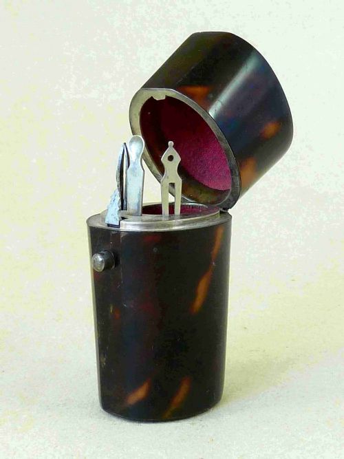 georgian tortoiseshell silver sewing etui tool set bodkin tweezers necessaire - CATEGORY: ANTIQUE MISCELLANEOUS - DATED 19TH CENTURY