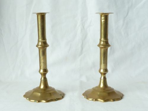 PAIR ENGLISH GEORGIAN SEAMED BRASS CANDLESTICKS PETAL BASE 18C - ADDITIONAL PHOTO 2