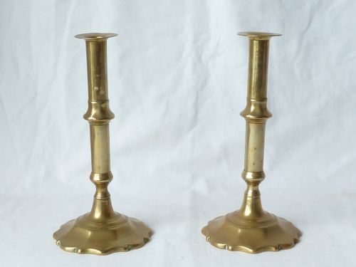 PAIR ENGLISH GEORGIAN SEAMED BRASS CANDLESTICKS PETAL BASE 18C - ADDITIONAL PHOTO 3