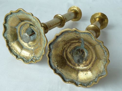 PAIR ENGLISH GEORGIAN SEAMED BRASS CANDLESTICKS PETAL BASE 18C - ADDITIONAL PHOTO 5