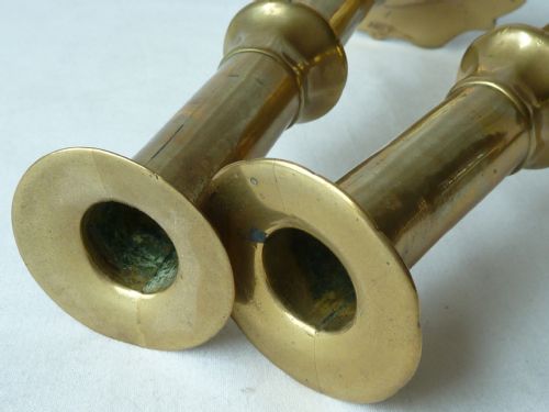 PAIR ENGLISH GEORGIAN SEAMED BRASS CANDLESTICKS PETAL BASE 18C - ADDITIONAL PHOTO 6