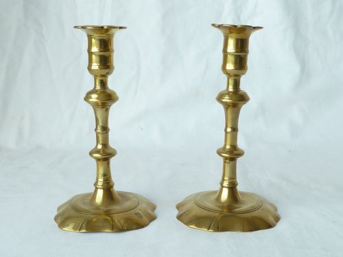 PAIR ENGLISH GEORGIAN SEAMED BRASS CANDLESTICKS PETAL BASE 18C - ADDITIONAL PHOTO 1