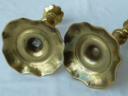 PAIR ENGLISH GEORGIAN SEAMED BRASS CANDLESTICKS PETAL BASE 18C - ADDITIONAL PHOTO 3