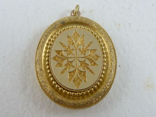 victorian solid yellow gold engraved photo locket necklace pendant - CATEGORY: ANTIQUE JEWELLERY - DATED 1890