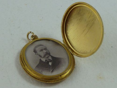 VICTORIAN SOLID YELLOW GOLD ENGRAVED PHOTO LOCKET NECKLACE PENDANT - ADDITIONAL PHOTO 5