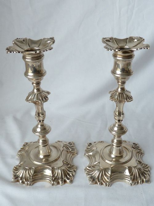 PAIR JOHN CAF 1752 GEORGIAN CAST SILVER CANDLESTICKS - ADDITIONAL PHOTO 1