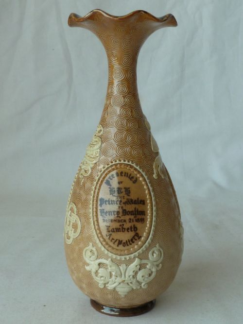 DOULTON LAMBETH STONEWARE ALBERT MEDAL SOCIETY OF ARTS 1885 ROYAL COMMEMORATIVE VASE - ADDITIONAL PHOTO 2