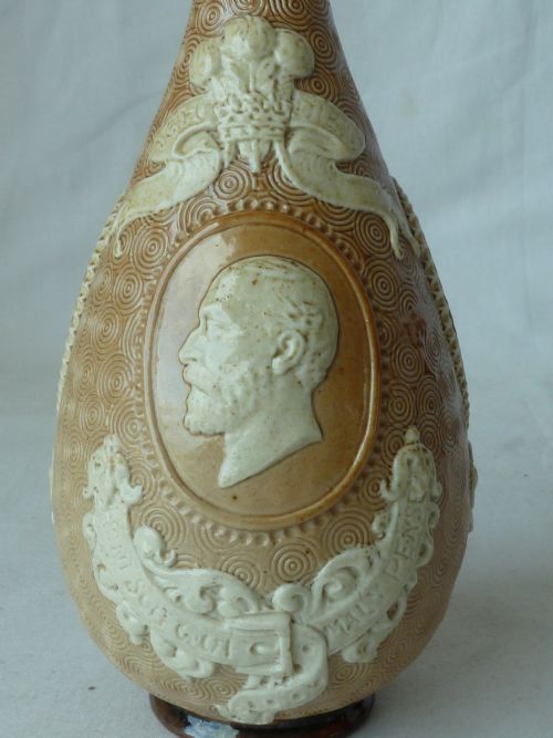 DOULTON LAMBETH STONEWARE ALBERT MEDAL SOCIETY OF ARTS 1885 ROYAL COMMEMORATIVE VASE - ADDITIONAL PHOTO 3