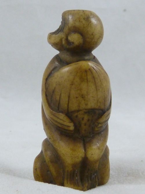 JAPANESE CARVED HORN NETSUKE MONKEY PEACH OF LONGEVITY EDO PERIOD - ADDITIONAL PHOTO 5