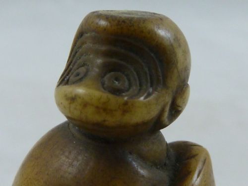 JAPANESE CARVED HORN NETSUKE MONKEY PEACH OF LONGEVITY EDO PERIOD - ADDITIONAL PHOTO 7