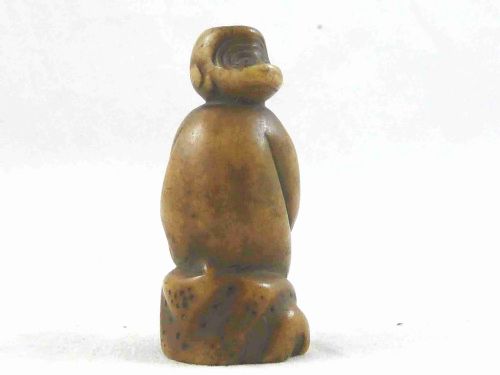 japanese carved horn netsuke monkey peach of longevity edo period - CATEGORY: ANTIQUE MISCELLANEOUS - DATED 1850