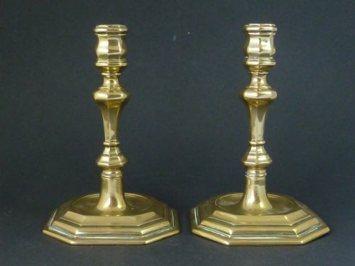 PAIR CANDLESTICKS ENGLISH QUEEN ANNE SILVERED BRASS EARLY 18C FRENCH - ADDITIONAL PHOTO 1