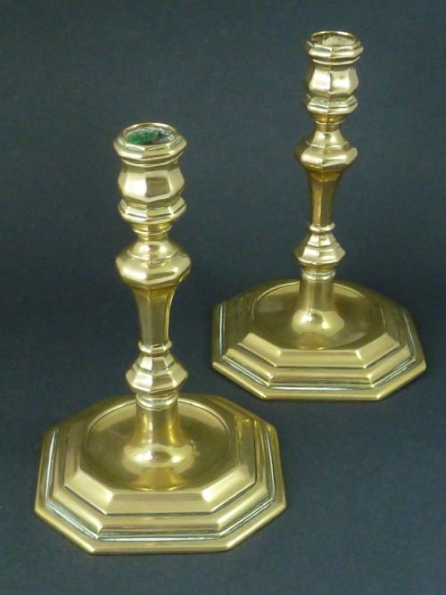 PAIR CANDLESTICKS ENGLISH QUEEN ANNE SILVERED BRASS EARLY 18C FRENCH - ADDITIONAL PHOTO 2