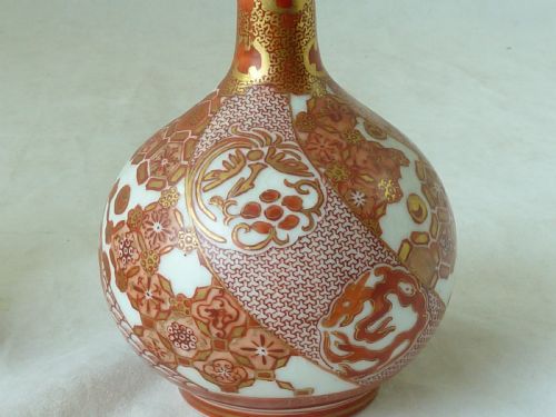 JAPANESE KUTANI PORCELAIN PAIR BOTTLE VASES MEIJI PERIOD - ADDITIONAL PHOTO 4