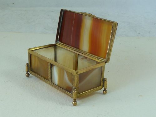 MINIATURE BANDED CARNELIAN AGATE HARDSTONE BOX GILT BRASS ORMOLU TRINKET JEWELLERY - ADDITIONAL PHOTO 1