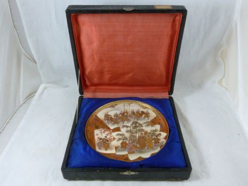 JAPANESE SATSUMA MEIJI PERIOD POTTERY PLATE MARKED SIGNED BOXED PROCESSION GEISHA - ADDITIONAL PHOTO 1