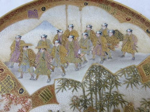 JAPANESE SATSUMA MEIJI PERIOD POTTERY PLATE MARKED SIGNED BOXED PROCESSION GEISHA - ADDITIONAL PHOTO 2